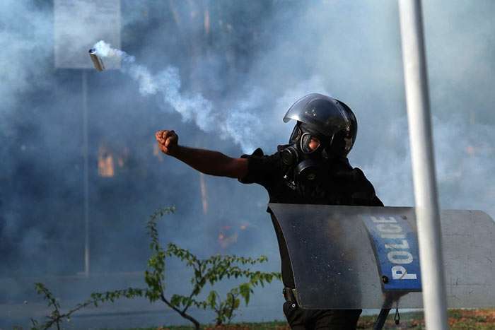 sri-lanka-police-tear-gas